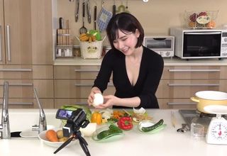 Bí mật hấp dẫn của cô hàng xóm youtuber gợi cảm